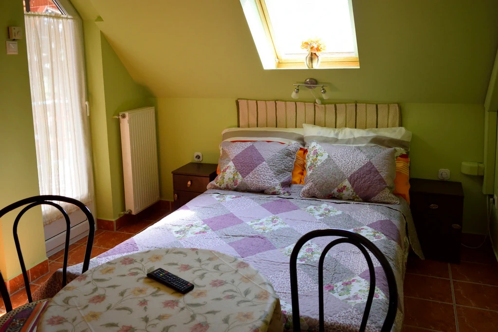 Világos kétfős apartman franciaággyal