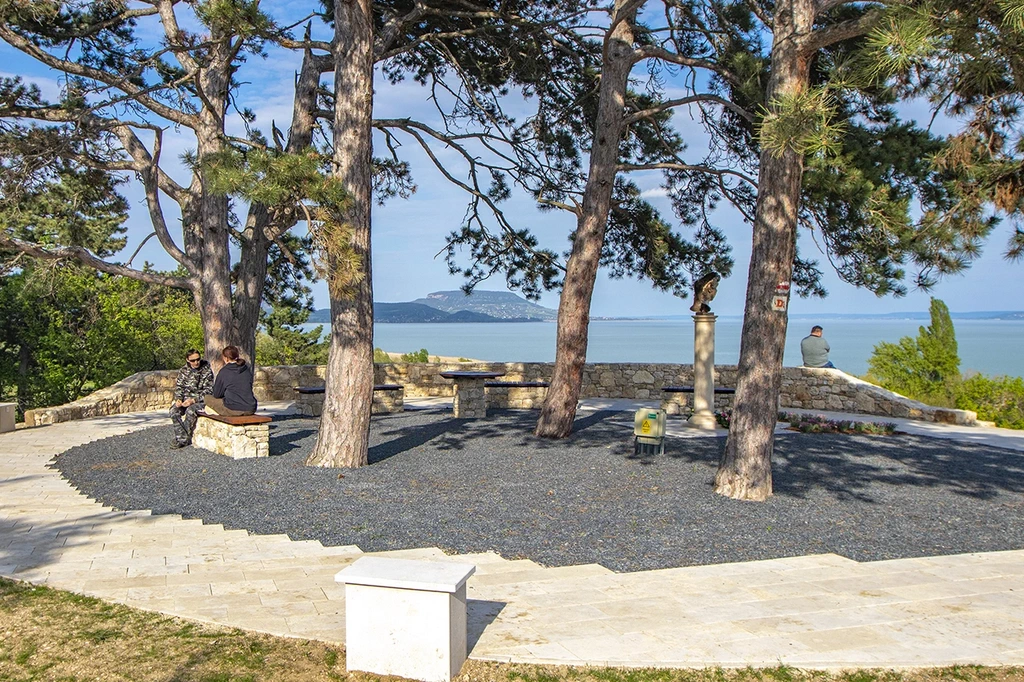 Naplemente a Szépkilátón, balatoni panorámával