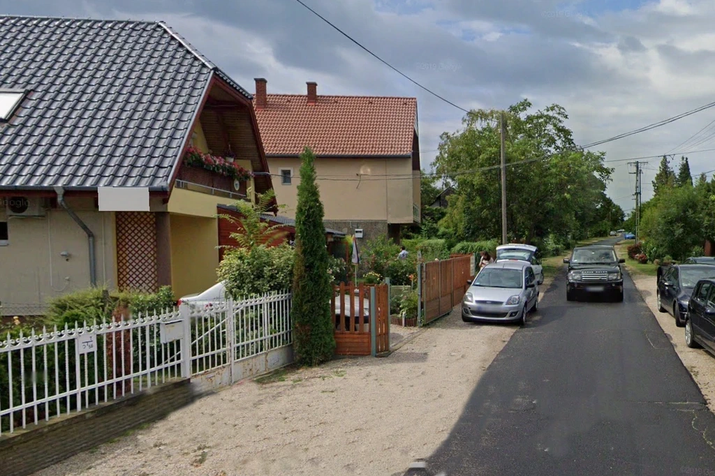 Zárt udvari parkoló autókkal